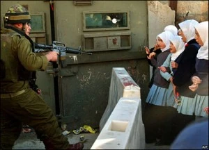 Le scuole israeliane aiutano a creare una cultura militarista